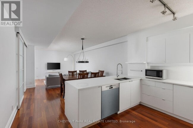 Building Photo - 500 Queens Quay W