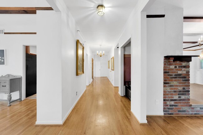 Building Photo - 27-29 E Clifton Terrace