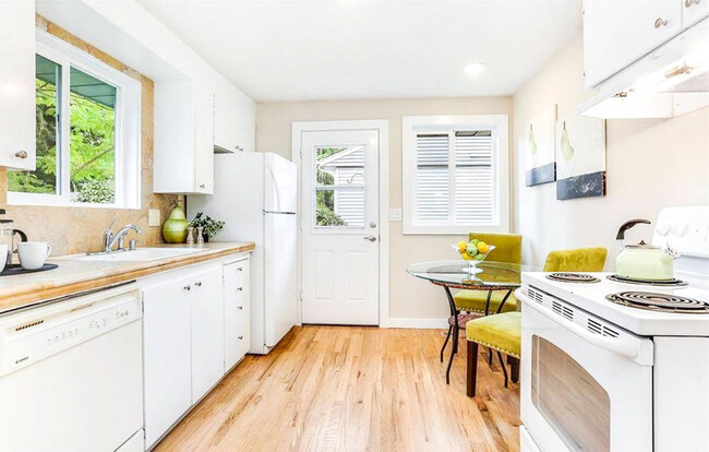 Bright kitchen with granite countertops! - 323 NE 193rd St
