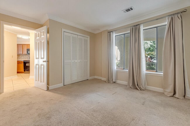 Building Photo - 303 Westlake Ct