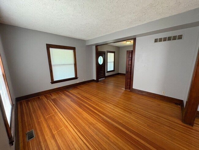 Foto del edificio - Charming 3-Bed Home with Spacious Layout &...