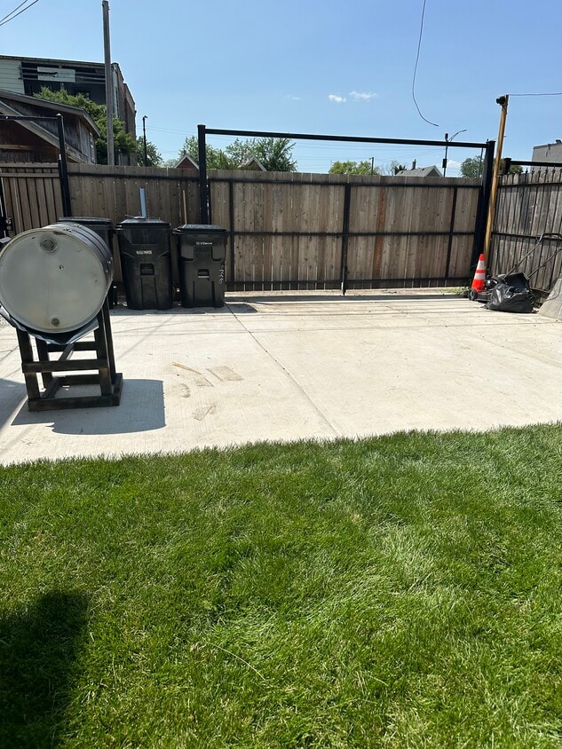 Yard/Available parking spot - 946 N Harding Ave