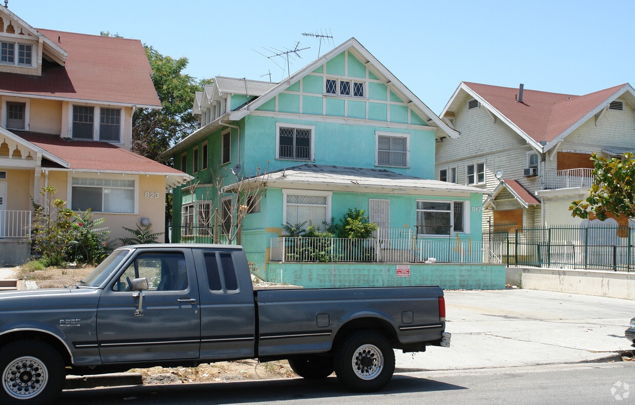 Building Photo - 817 S Catalina St