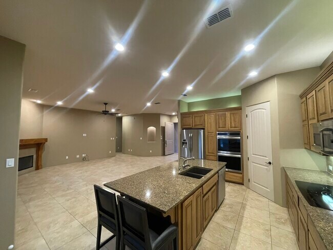 Foto del edificio - 42 Express Blvd