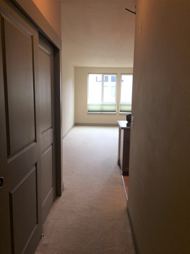 Foto del edificio - Bright Top-Floor Condo in the Heart of the...