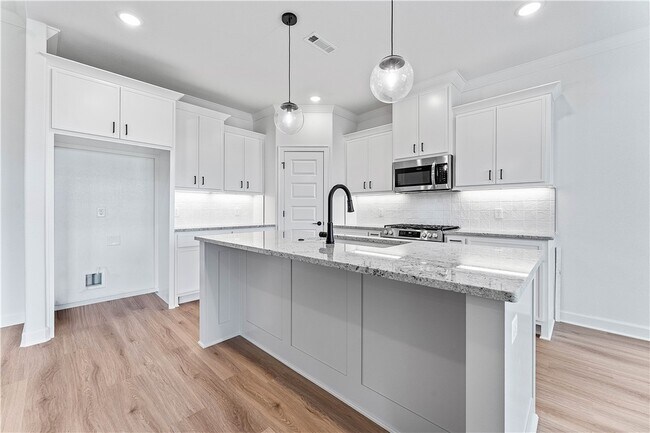Foto del edificio - 803 Jenison Rd