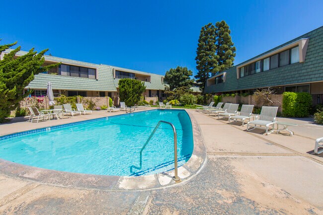 pool and lounge area - 13210 Admiral Ave