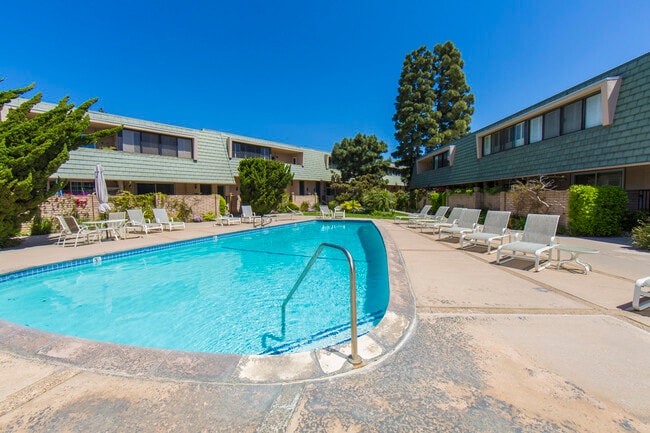 Zona de piscina y salón - 13210 Admiral Ave