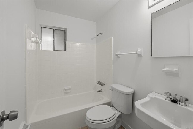 Building Photo - 426 Brookview Dr