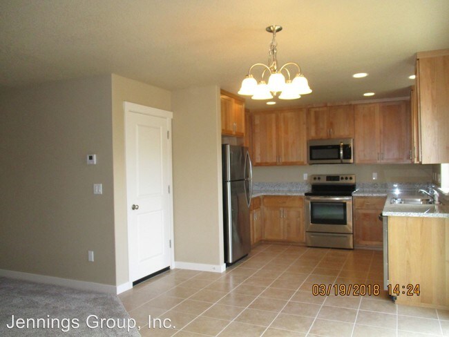 Building Photo - 618-648 Pine Ct