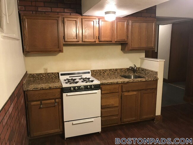 Building Photo - 96 Maple St