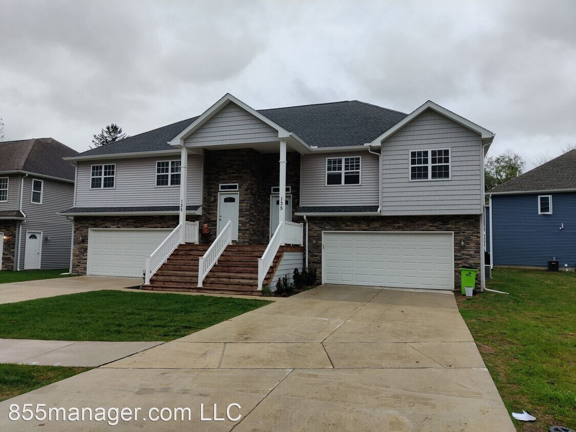 Foto del edificio - 135 Whispering Pines Dr