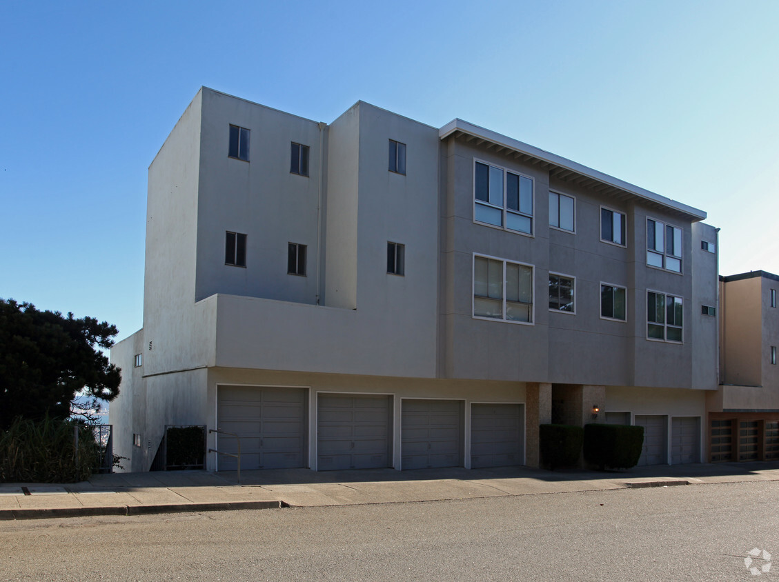 Primary Photo - Parkridge Apartments