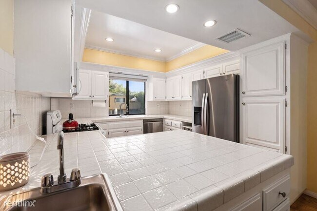 Building Photo - 2 br, 2.5 bath Condo - 1920 Holly Drive