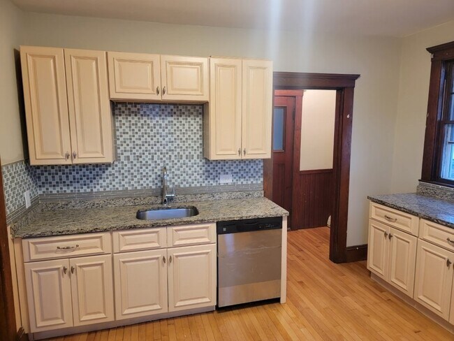 Building Photo - 7 Raymond Rd