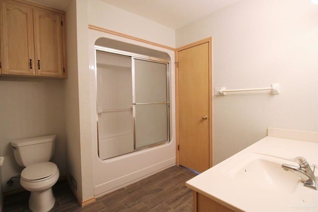 Foto del edificio - 15 Falcon Ave W