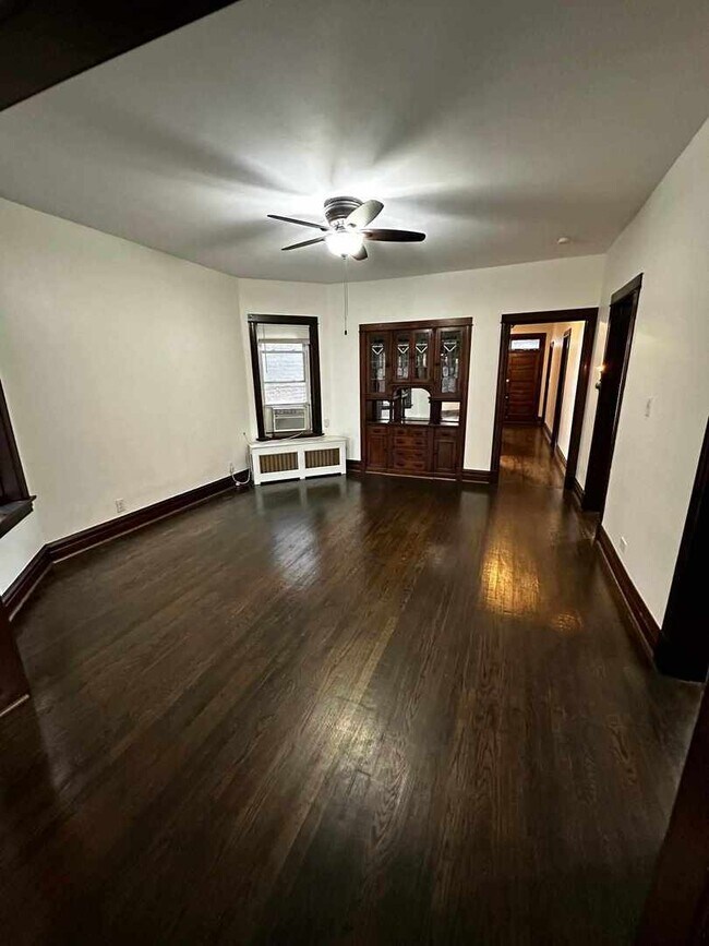 Building Photo - 2532 N Avers Ave
