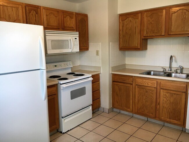 Foto del edificio - **2-BEDROOM HOUSE W/ DETACHED GARAGE IN BE...