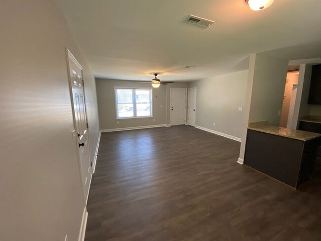 Building Photo - 902 Landview Dr