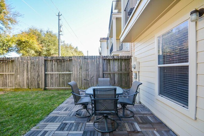 Foto del edificio - 910 E Heights Hollow Ln