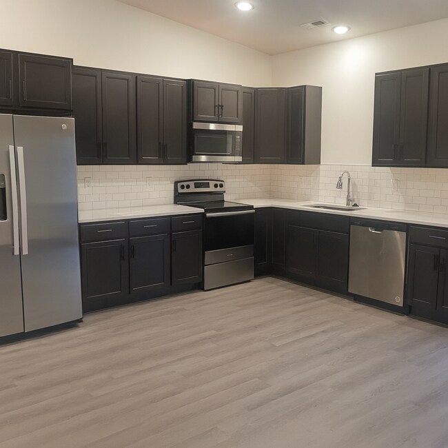 Foto del edificio - 11643/45 Harry Ct