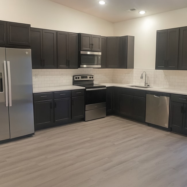 Building Photo - 11643/45 Harry Ct