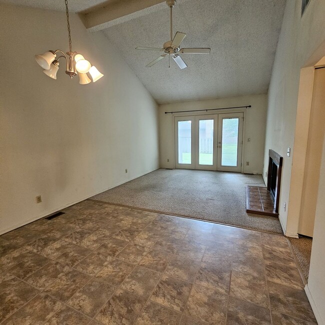 Building Photo - 2bed duplex near Parkland