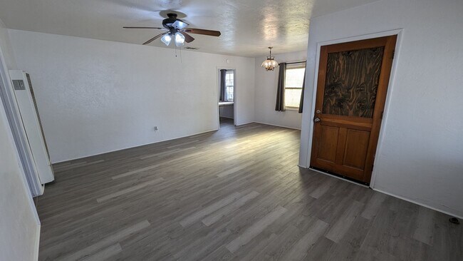 Building Photo - Beautiful Updated 3 Bedroom 1 Bath Home