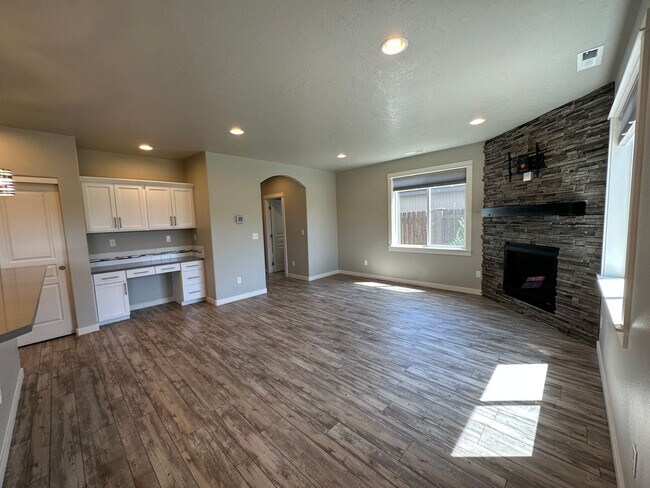Foto del edificio - Charming and Modern Redmond Home: Pet-Friendly, Two-Car Garage, and More!