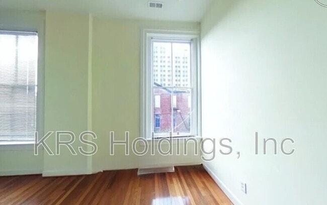 Photo - 123 E Broad St Apartment