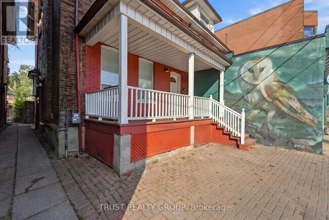 Photo du bâtiment - 2279 Dundas St W