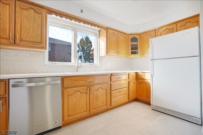 Building Photo - 174 6th St