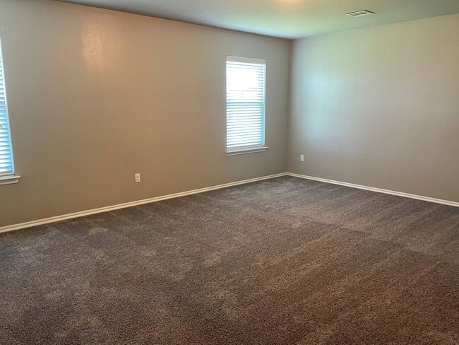 Photo - Great 4 Bedroom In Yukon Schools House