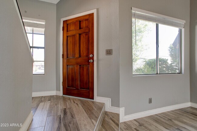 Foto del edificio - 2215 W Augusta Ave