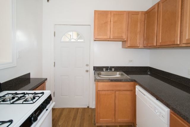 Building Photo - Captivating 1 Bedroom, 1 Bath in Wrigleyvi...