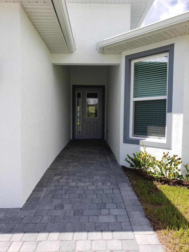 Building Photo - 1087 SW Alcantarra Blvd