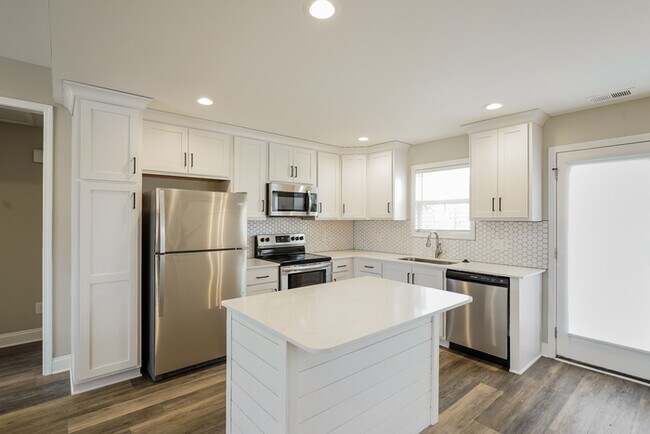 Building Photo - Adorable 3 Bedroom in White House