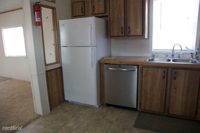 Building Photo - 3 br, 2 bath Mobile Home - 2000 Reynolds St.