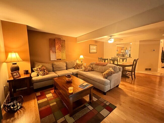 Foto del edificio - Amazing 3 BR/2 Full BA & 2 Half BA EOG Tow...