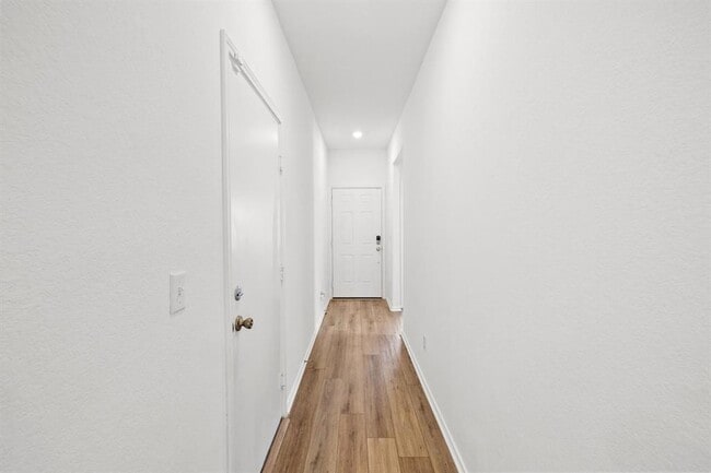 Building Photo - 215 Silver Springs Bend