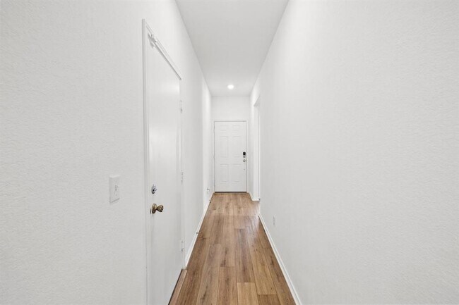 Foto del edificio - 215 Silver Springs Bend
