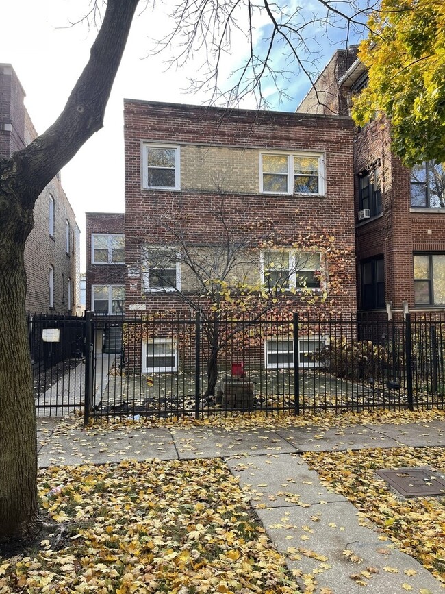 Building Photo - 1727 W North Shore Ave