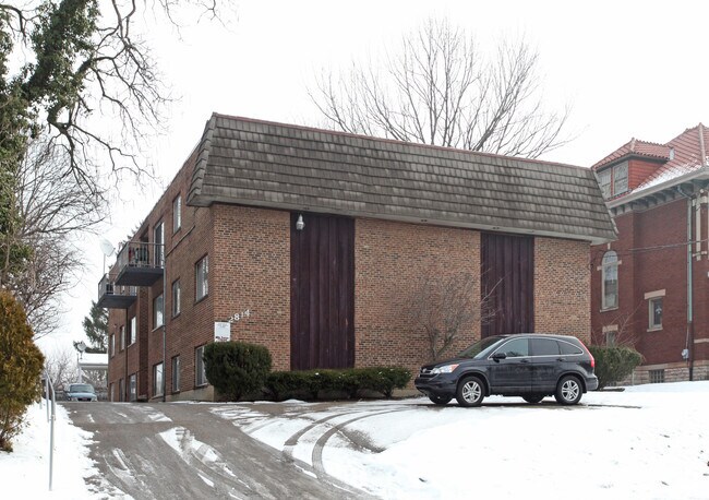 Foto principal - 2814 Harrison Ave