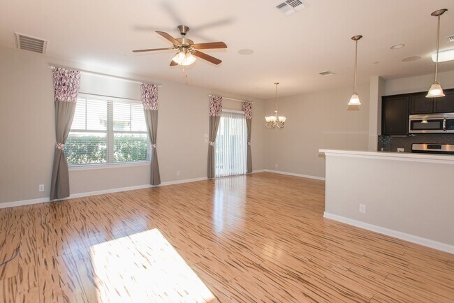 Foto del edificio - Model Home in City Side Condo Community