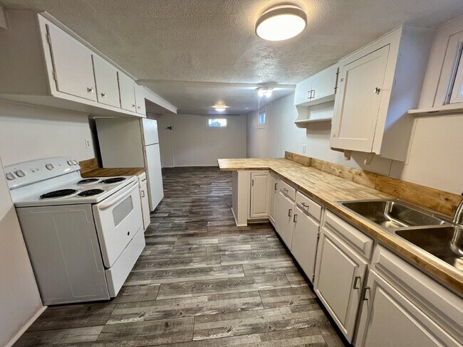 Foto del edificio - Recently updated basement apartment ready now!