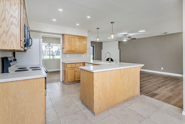 Building Photo - 25265 Carlsbad Avenue