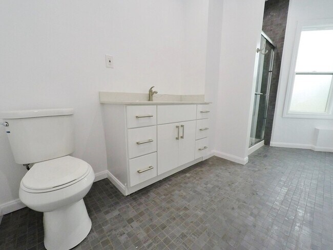Building Photo - Fully Remodeled 1-Bed Apt with In-Unit Lau...