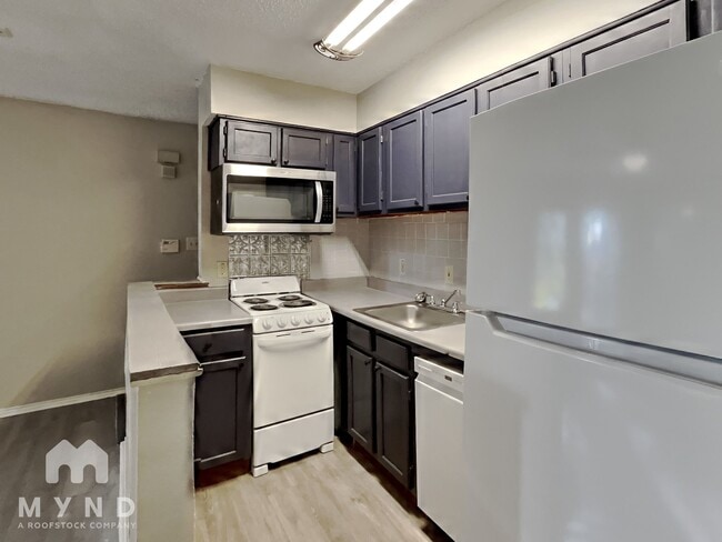 Building Photo - 9823 Walnut St