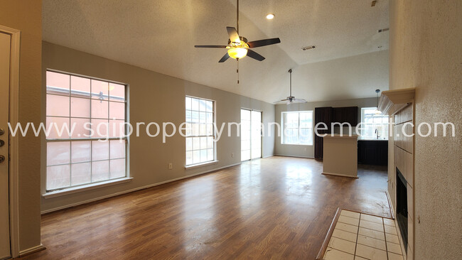 Building Photo - Great 3 Bed with Awesome Outdoor Patio!