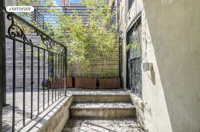 Building Photo - 546A Monroe St